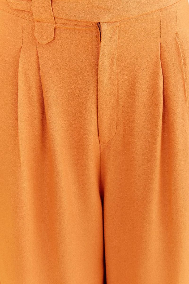 Detalle-de-los-pliegues-del-pantalon-recto-en-tejido-ocre.