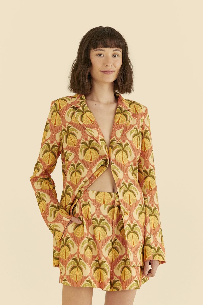 Blazer estampado tropical con diseño de palmeras, vista frontal.