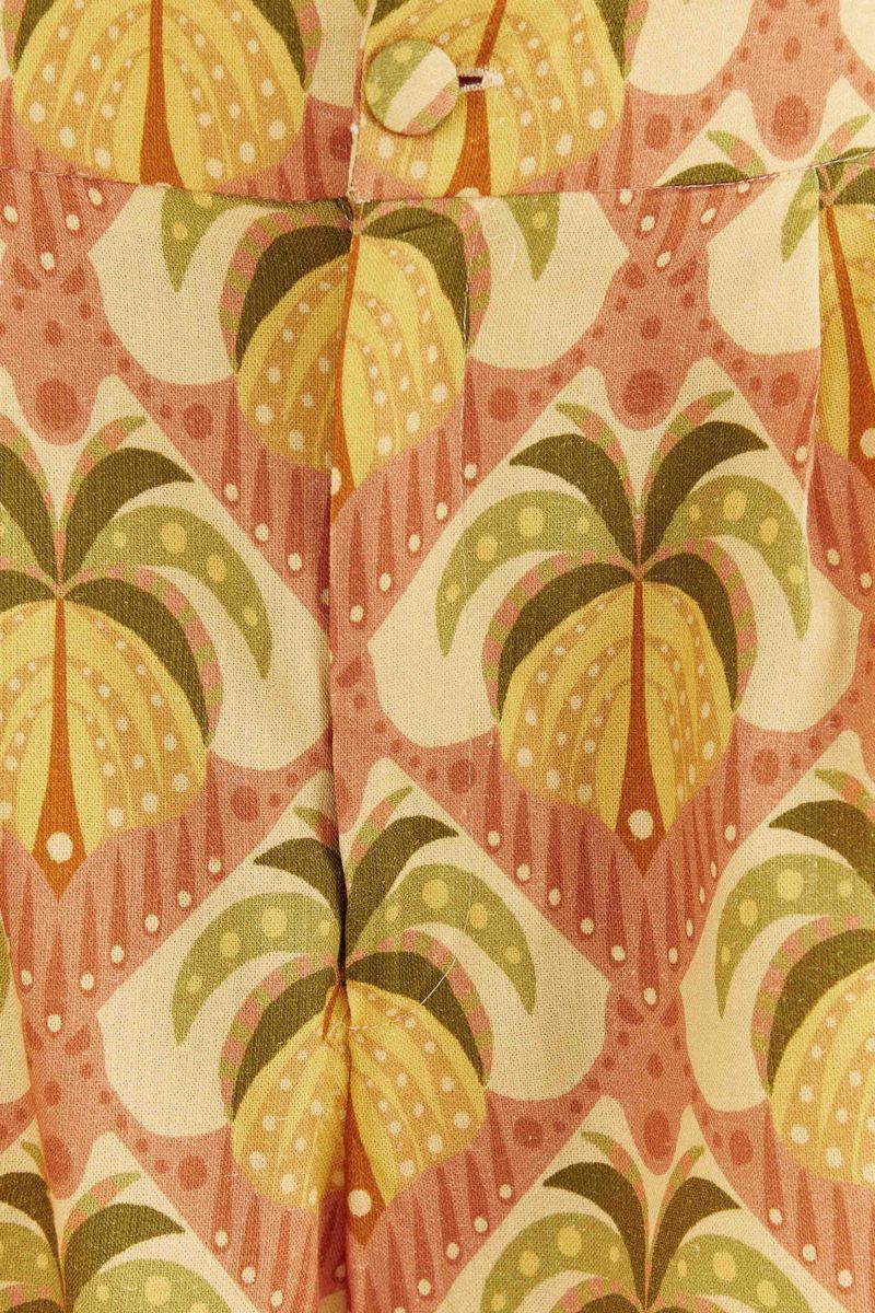 Detalle del tejido estampado con diseño de palmeras.