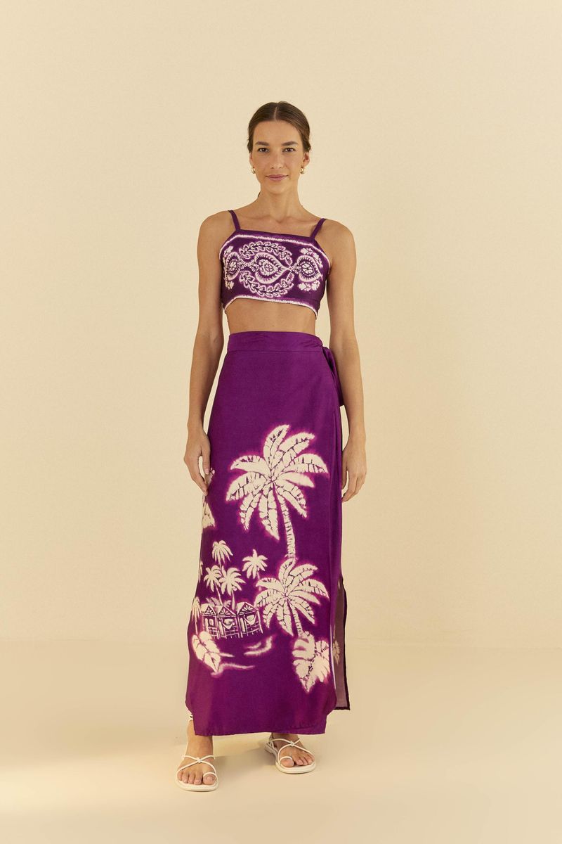 Conjunto-de-top-y-falda-estampados-visto-de-cuerpo-entero.