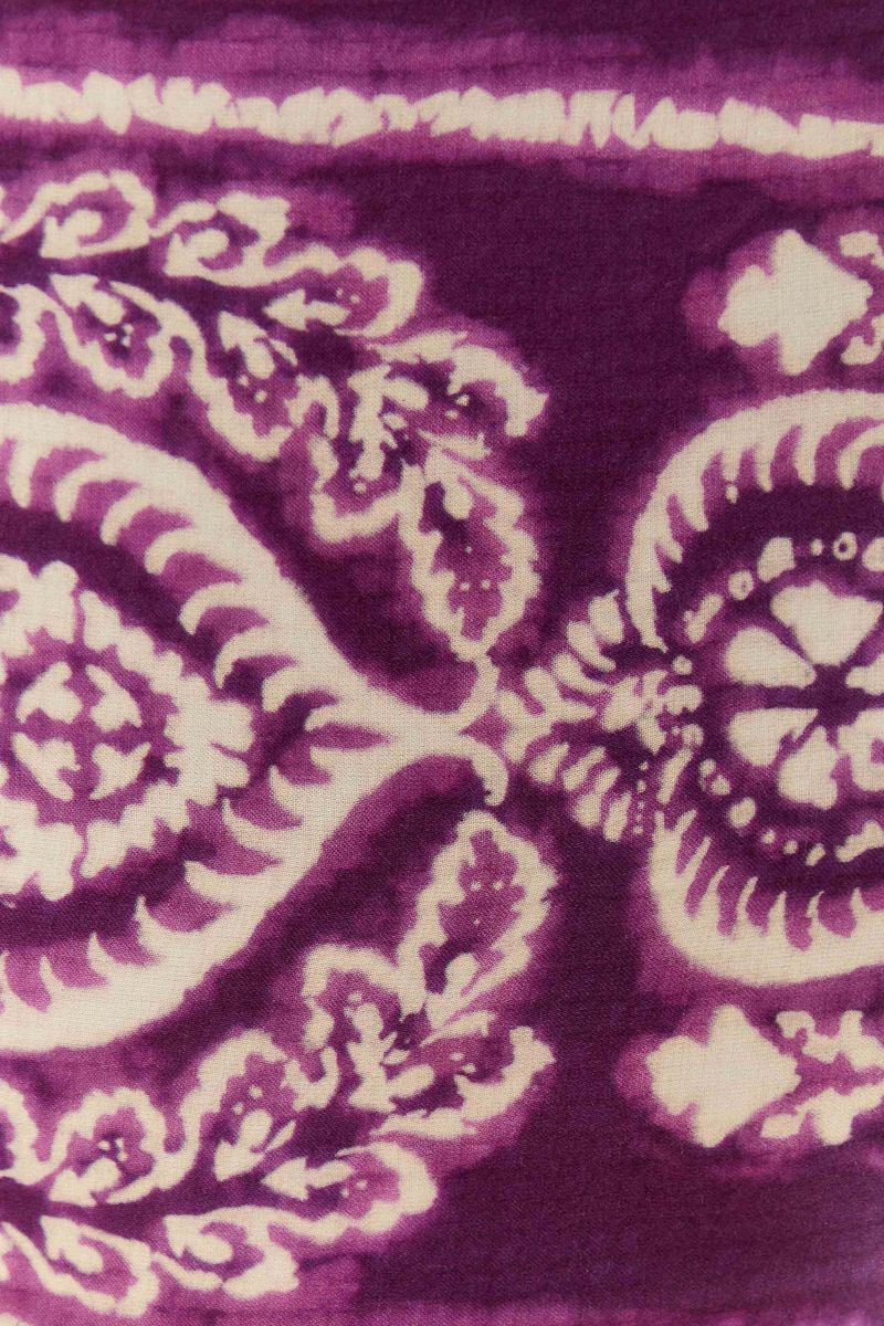 Close-up-del-estampado-botanico-en-tonos-de-morado-y-blanco.