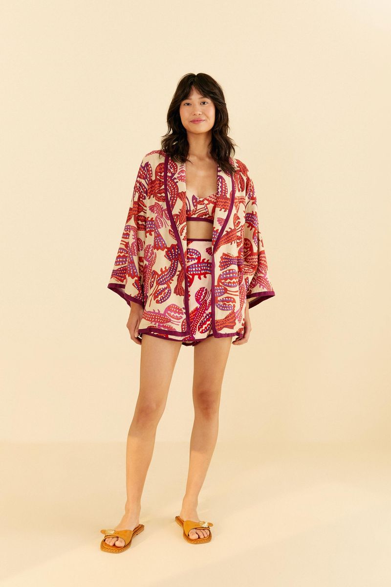 Modelo-usando-el-top-Lagostin-junto-a-un-kimono-estampado-y-sandalias-neutras.