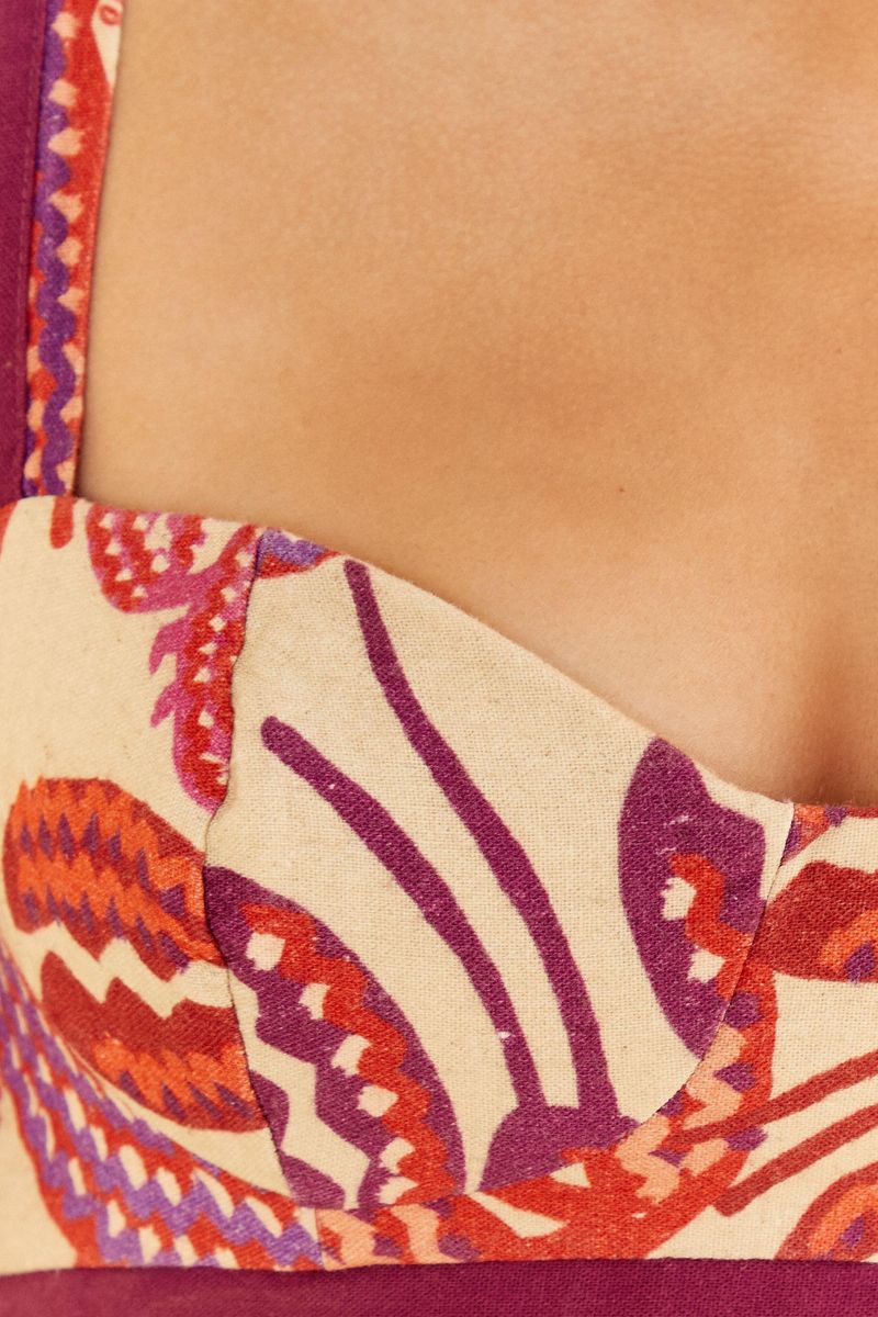 Detalle-del-estampado-tropical-del-top-Lagostin-con-elementos-vibrantes.