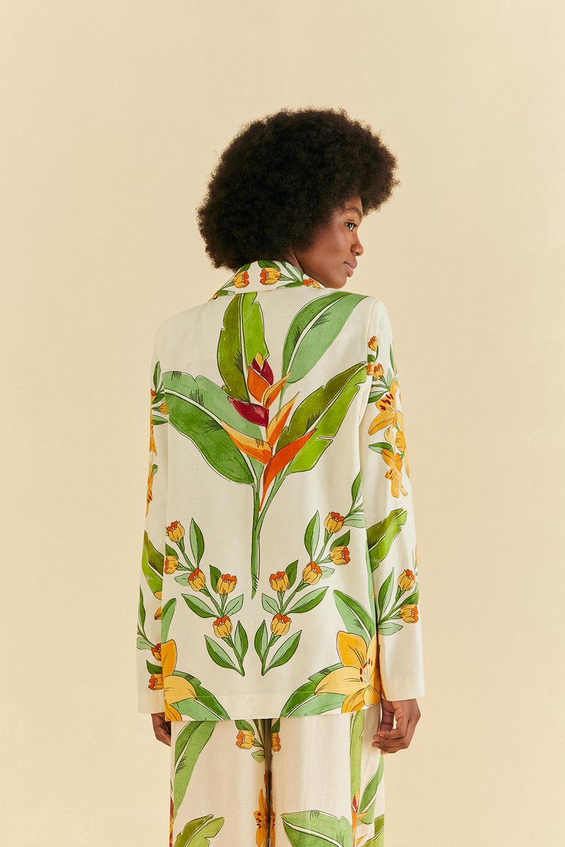 Detalle del estampado floral tropical en primer plano, mostrando colores vibrantes.