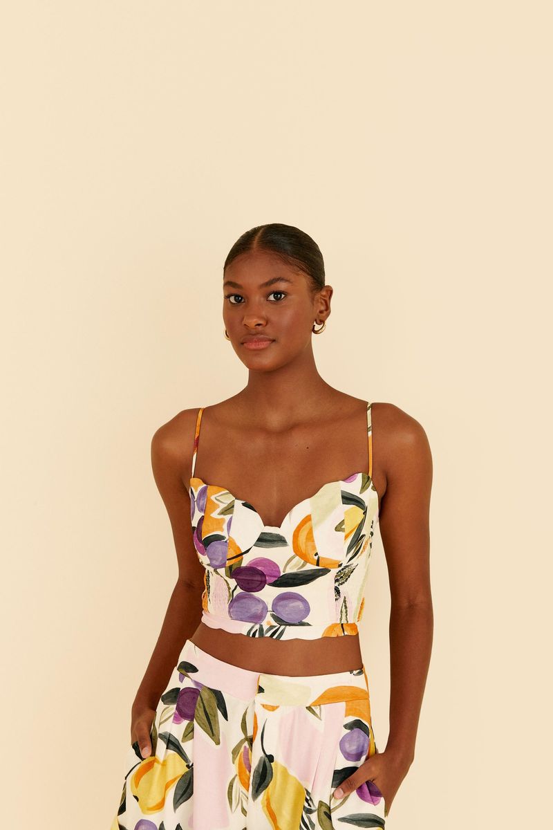 Vista-frontal-de-un-top-estampado-con-motivos-tropicales-tirantes-ajustables-y-un-escote-en-forma-de-nube.