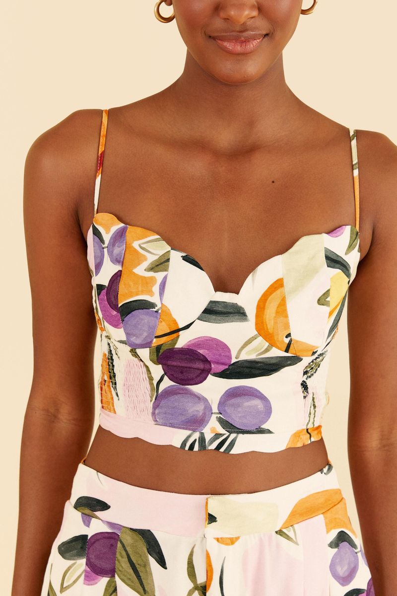 Detalle-del-escote-en-forma-de-nube-del-top-estampado.