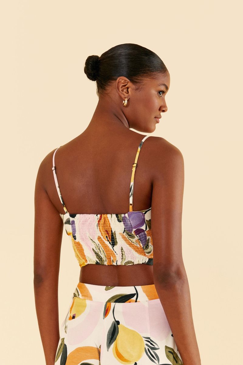 Detalle-del-estampado-tropical-del-top-con-motivos-frutales-vibrantes.