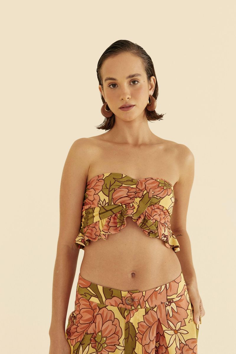 Imagen-de-un-top-floral-con-volantes-y-escote-recto-mostrado-en-un-modelo.