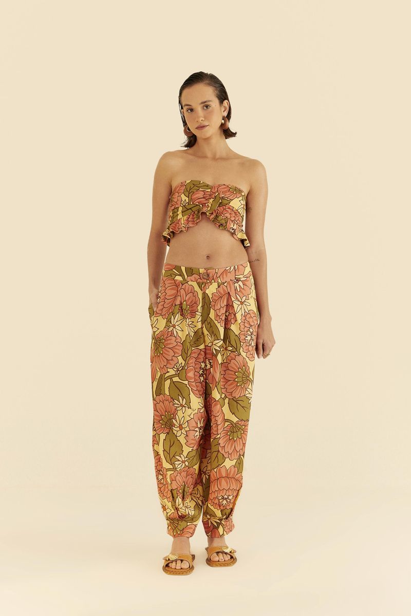 Modelo-vistiendo-conjunto-de-top-y-pantalon-floral-ideal-para-el-verano.
