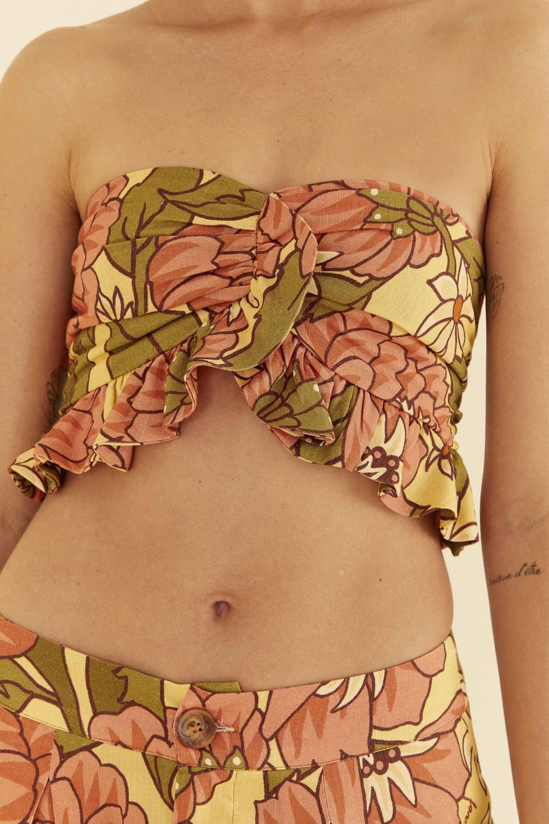 Detalle-del-fruncido-y-volante-del-top-floral.