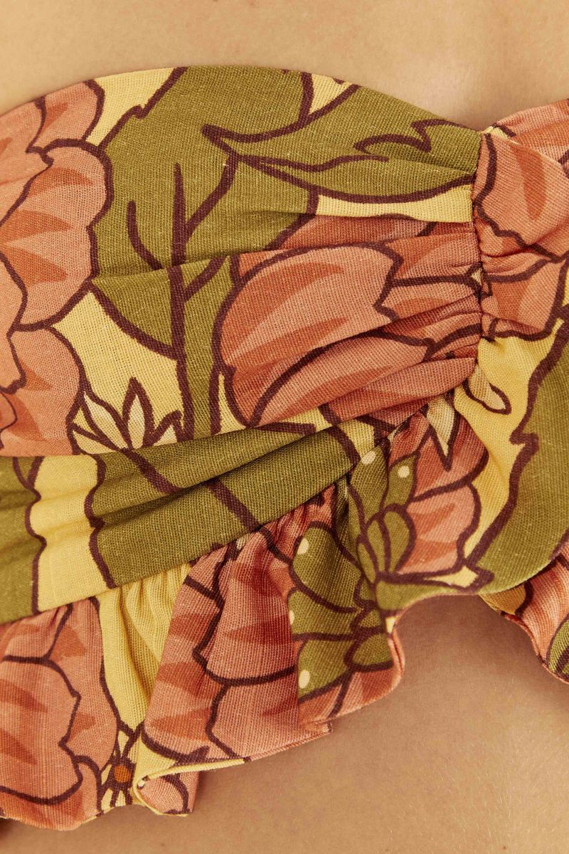 Primer-plano-del-tejido-estampado-floral-del-top.