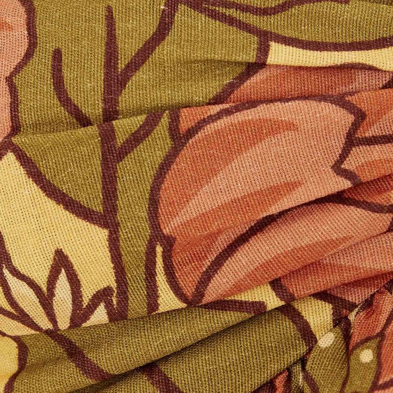 Detalle-del-volante-y-estampado-del-top-floral.