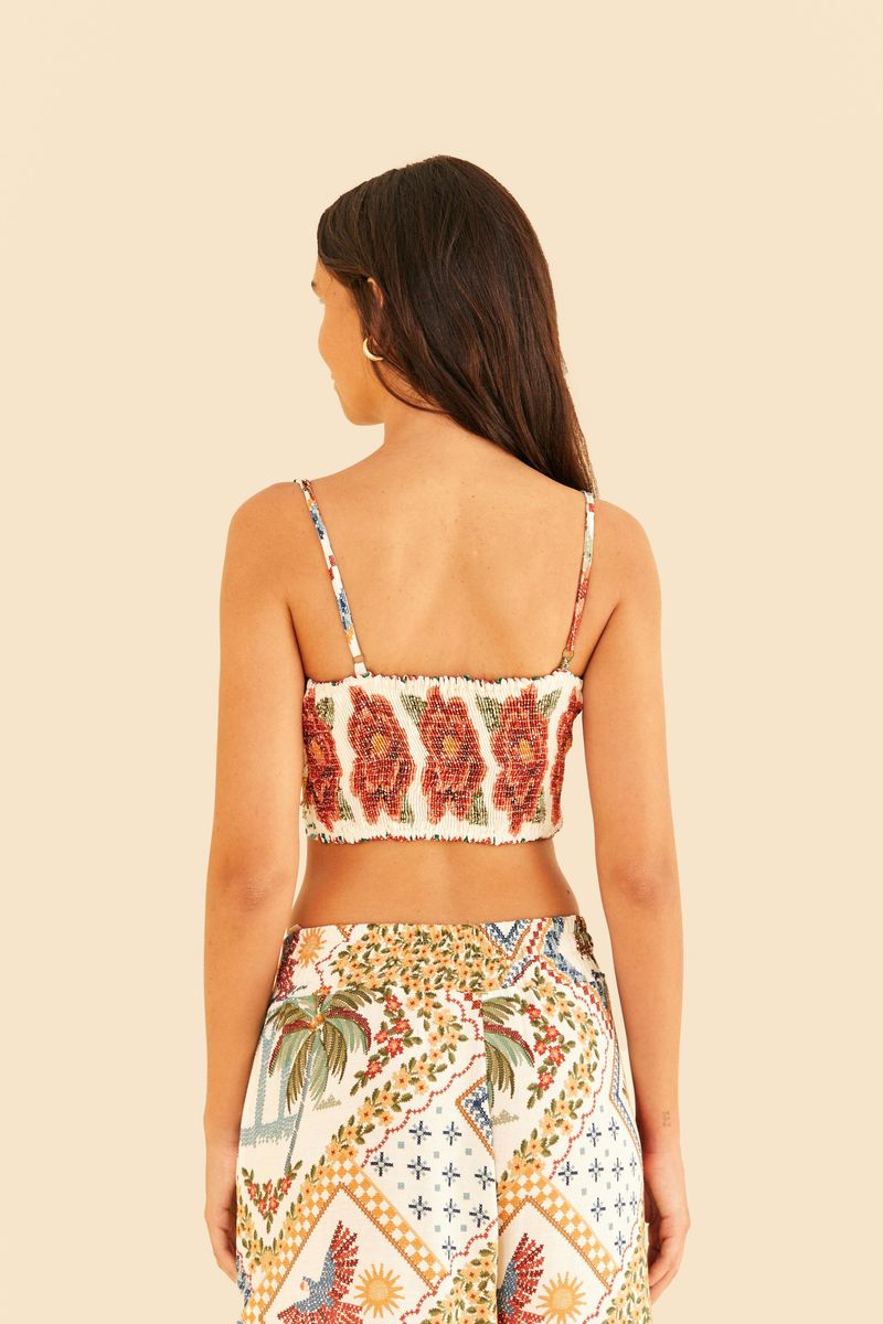 Vista trasera del top estampado con aplicación de elástico.