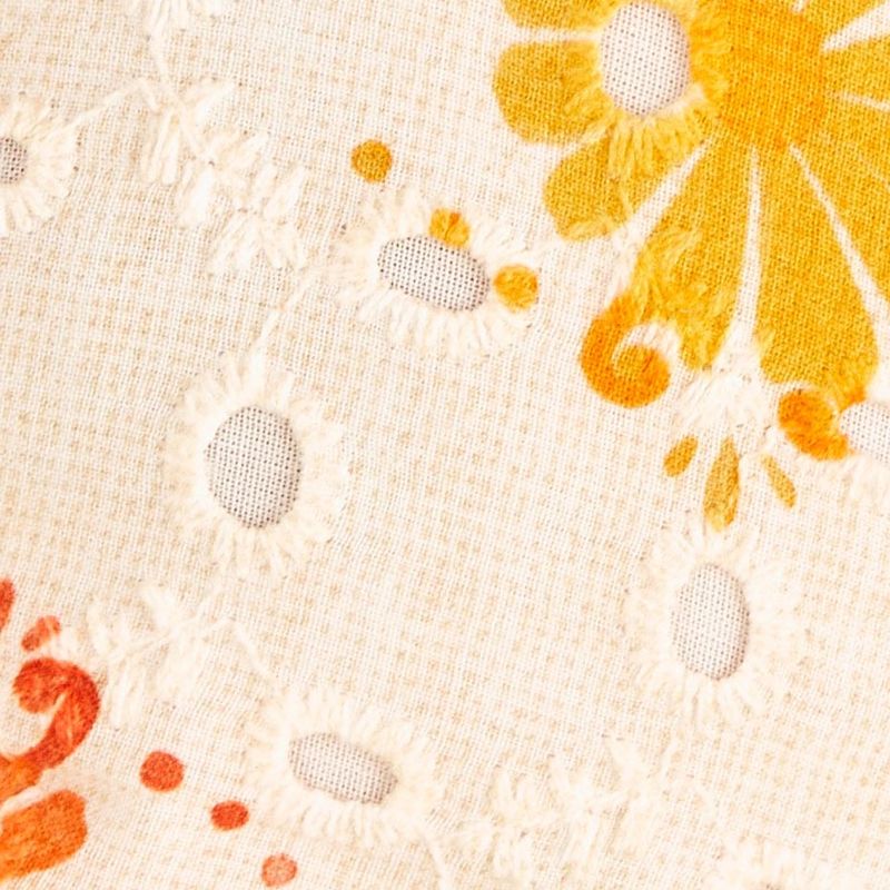 Acercamiento-al-tejido-bordado-con-estampado-floral-multicolor.