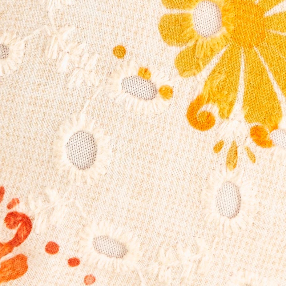 Acercamiento-al-tejido-bordado-con-estampado-floral-multicolor.