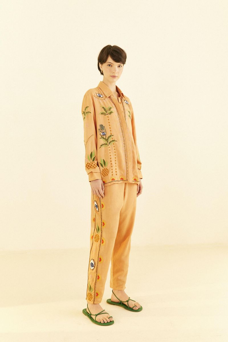 Imagen-de-un-pantalon-artesanal-con-bordados-detallados-vista-frontal.