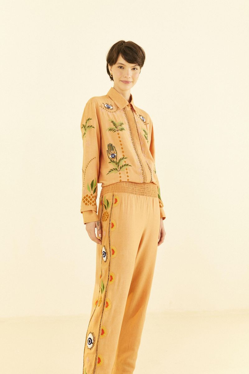 Imagen-de-un-pantalon-artesanal-con-bordados-detallados-vista-lateral.