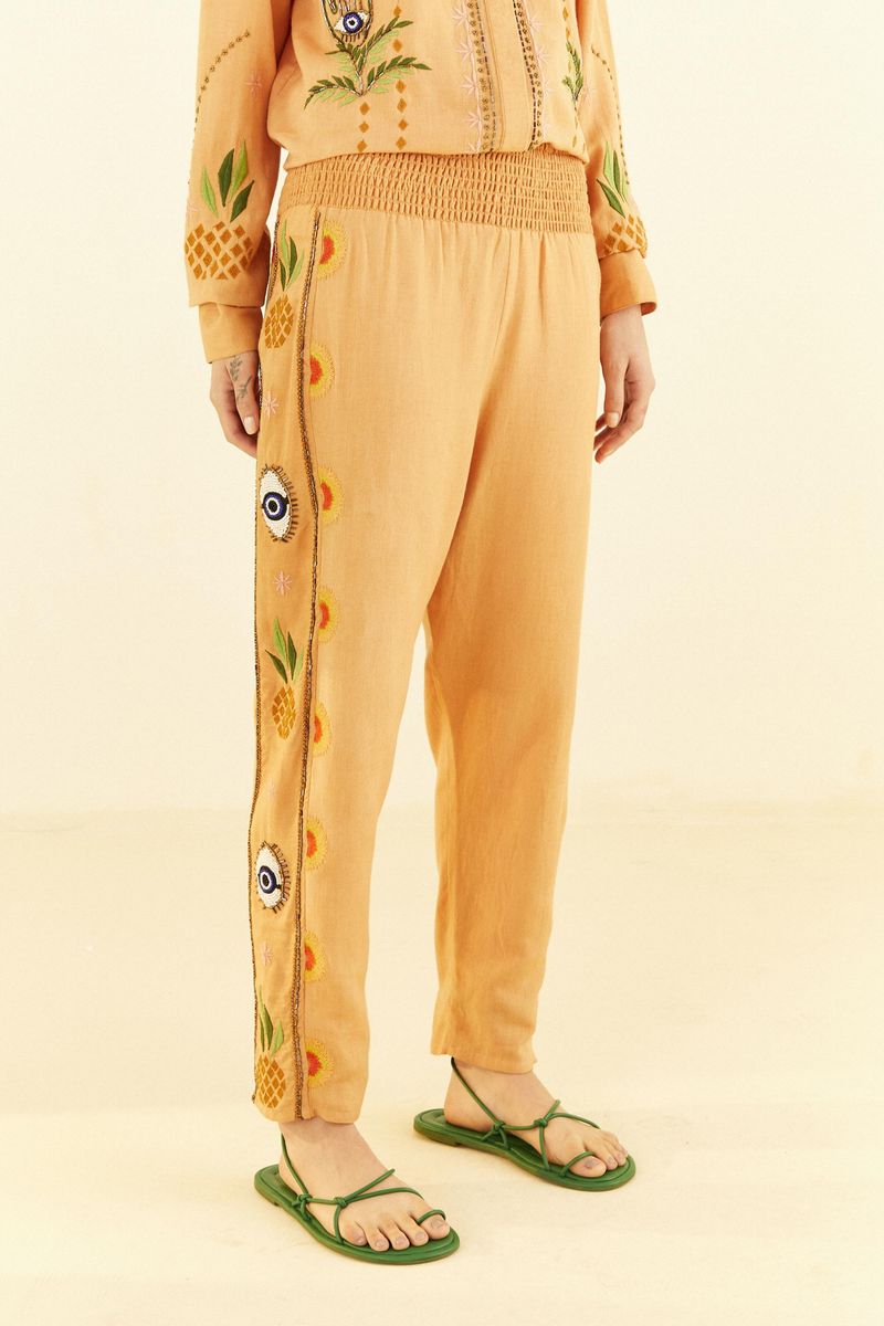 Imagen-de-un-pantalon-artesanal-con-bordados-detallados-vista-trasera.