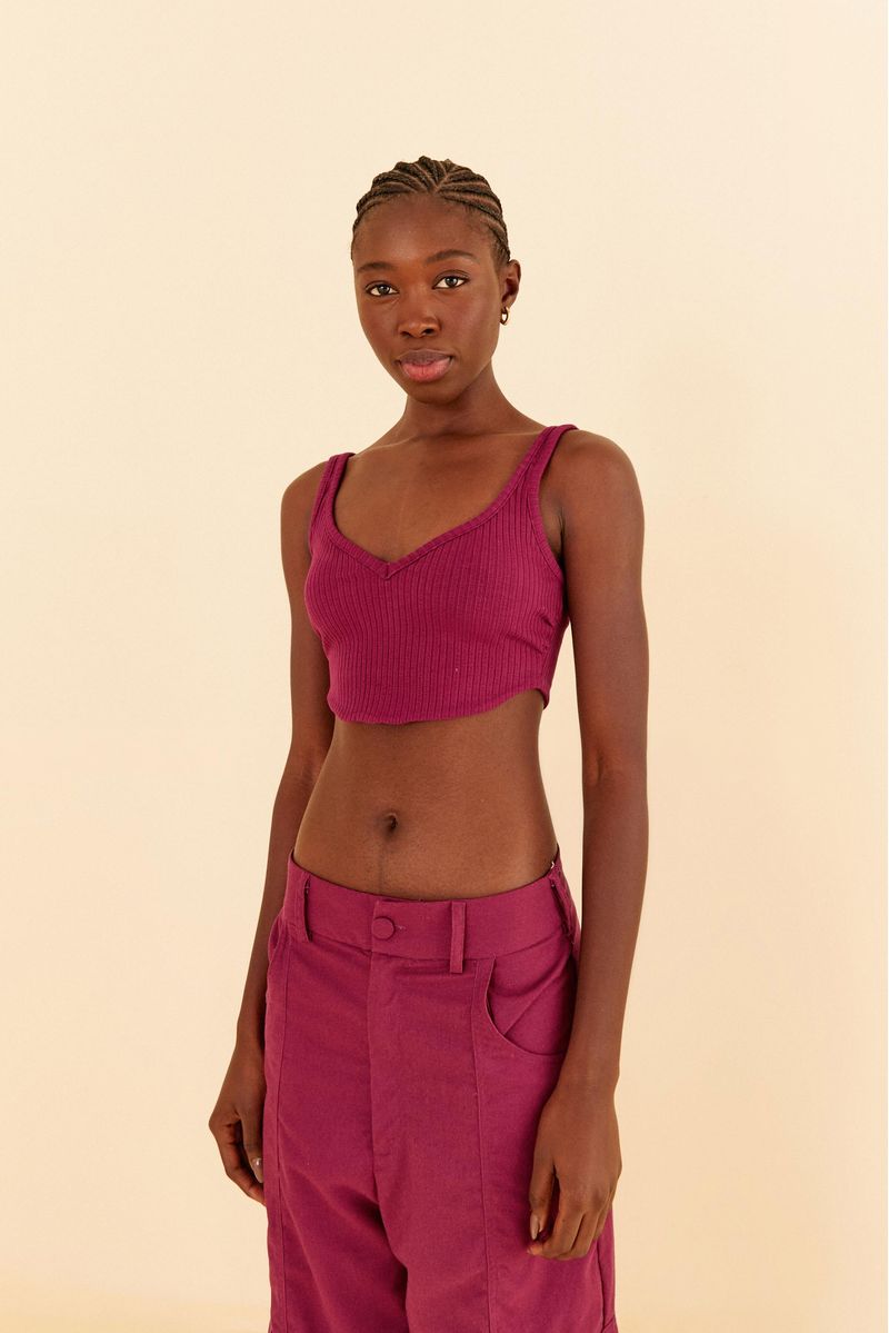 Modelo-usando-top-corset-morado-con-pantalon-cargo-vista-frontal.