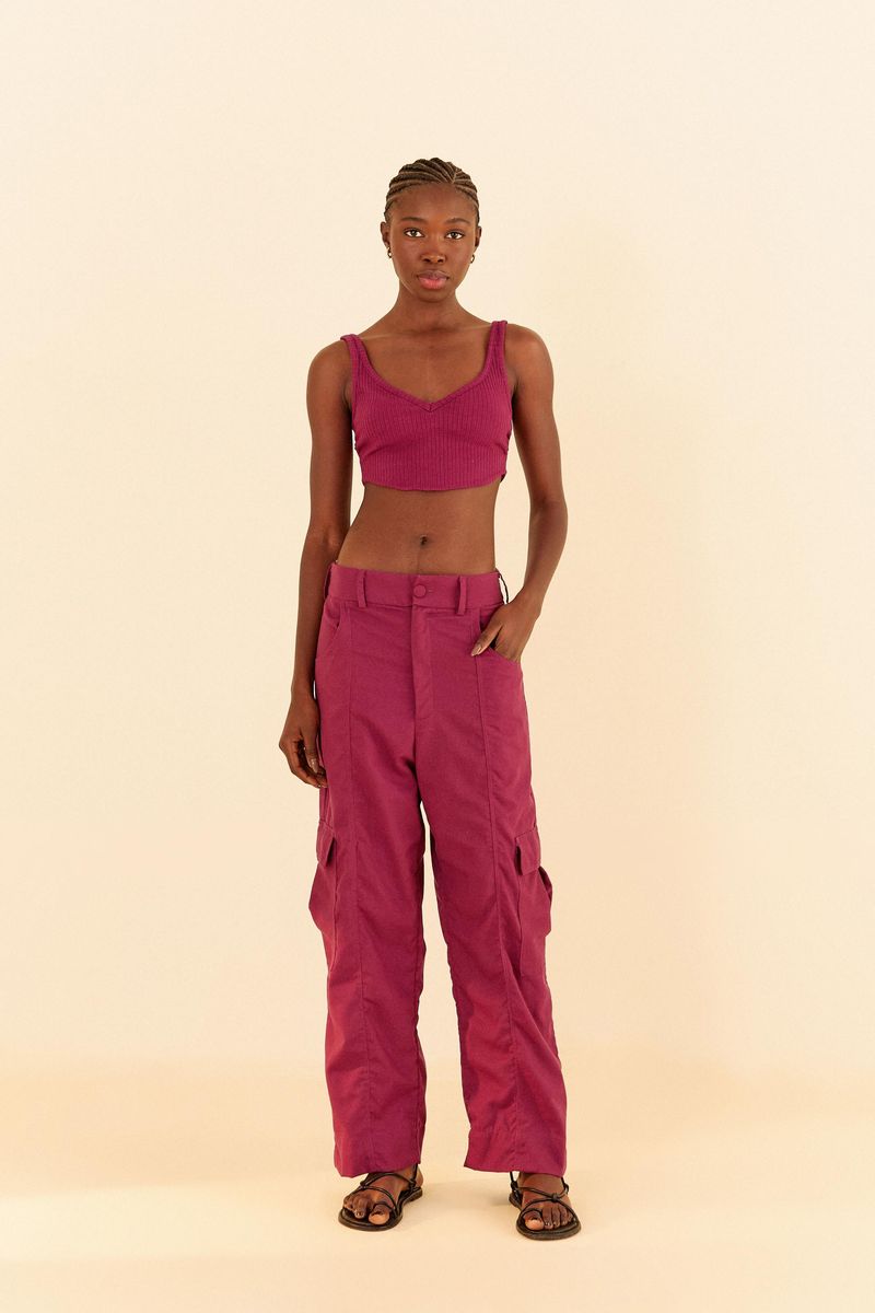 Modelo-usando-top-corset-morado-con-pantalon-cargo-vista-lateral.