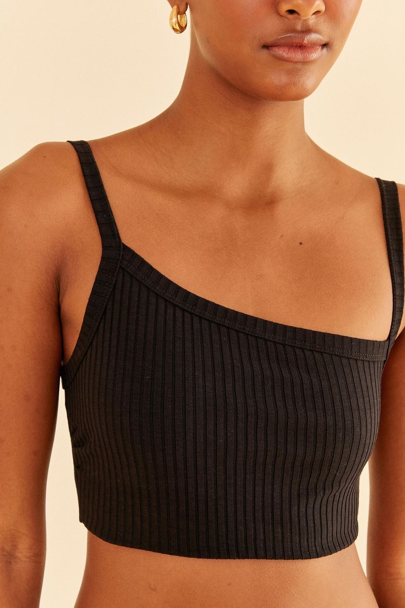 Detalle-del-escote-asimetrico-del-top-negro.