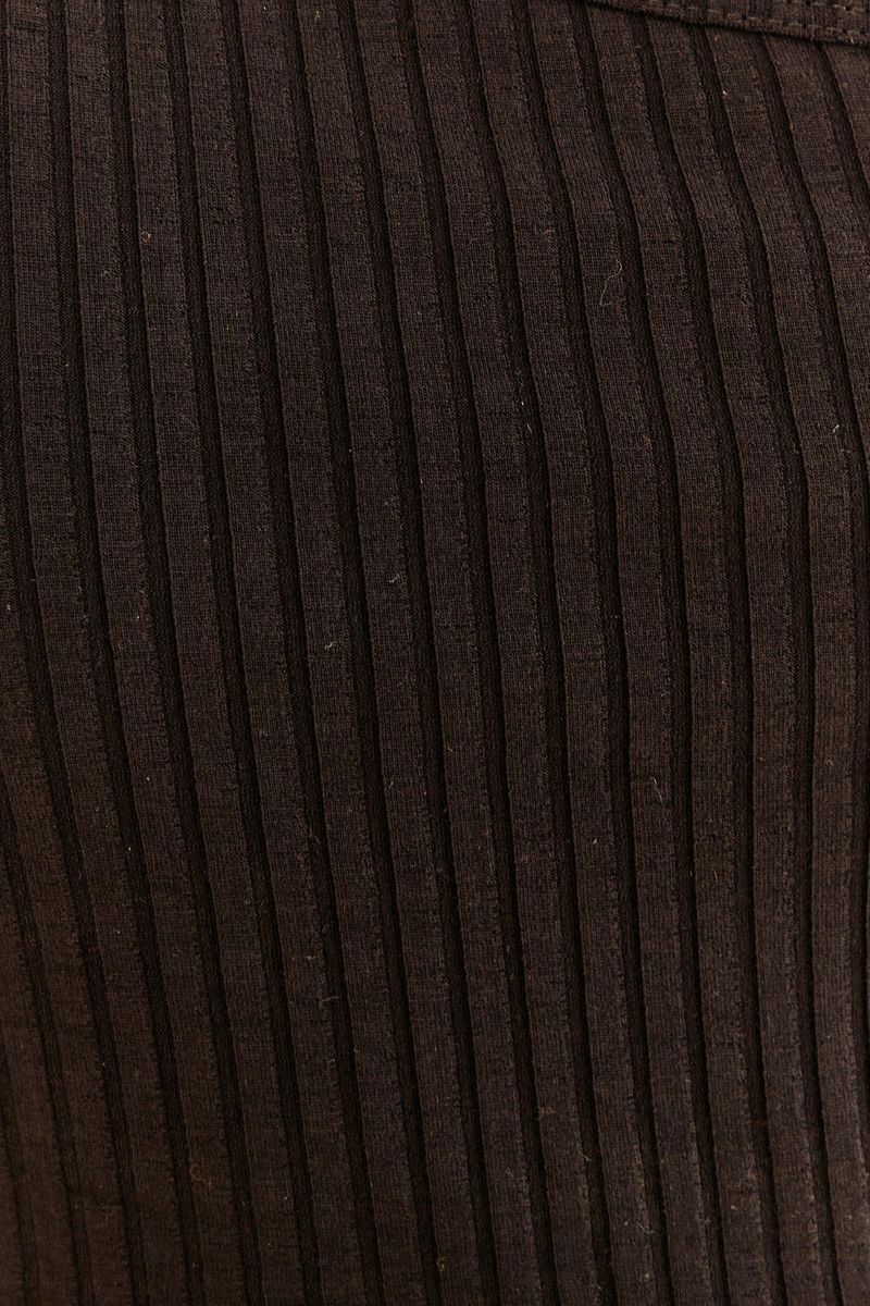 Close-up-del-tejido-canalado-negro-del-top.
