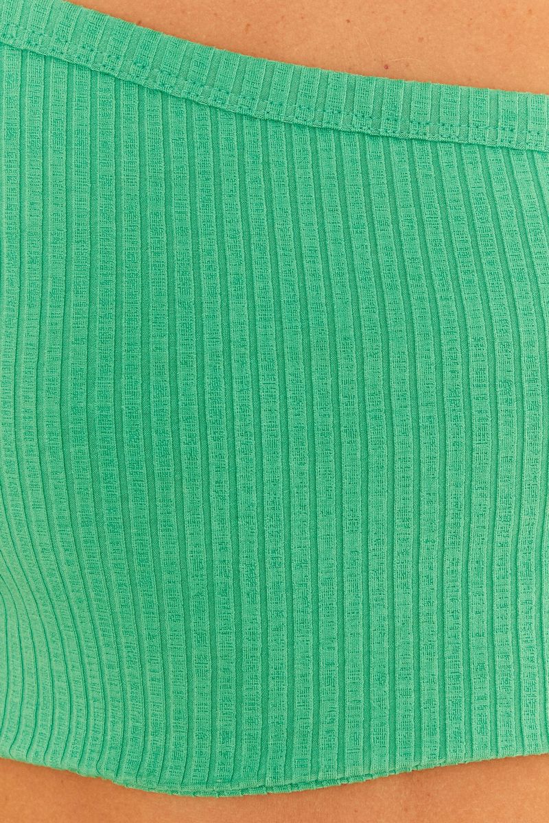 Primer-plano-del-tejido-canale-del-top-asimetrico-verde.