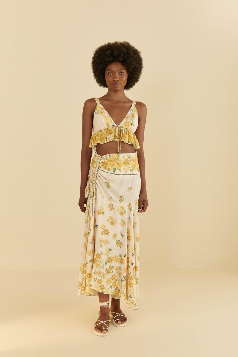 Conjunto-de-top-y-falda-floral-coordinados-visto-de-frente.