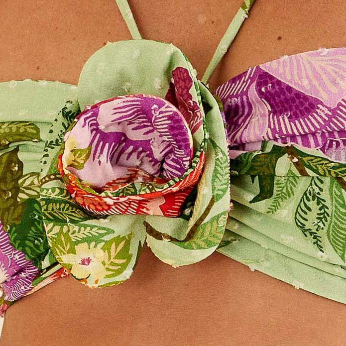 Detalle-del-tejido-del-top-mostrando-la-textura-y-el-estampado-floral-vibrante.