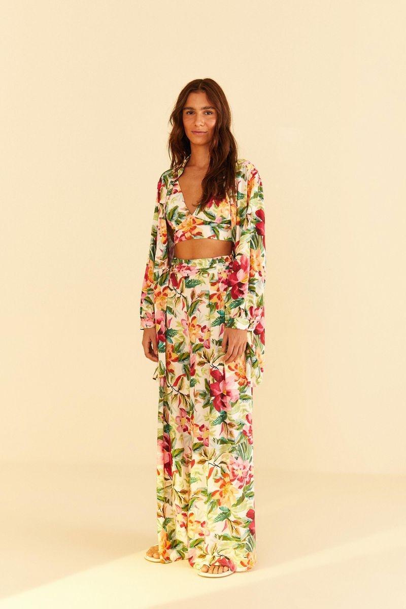 Vista-lateral-del-conjunto-floral-destacando-la-caida-y-el-estampado-vibrante.