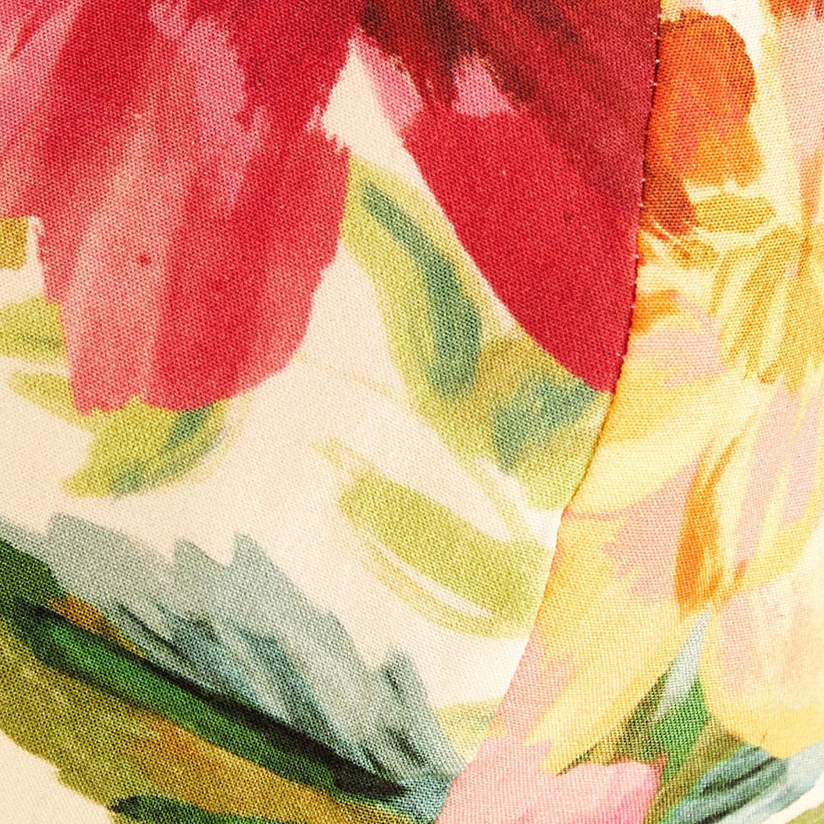 Detalle-de-la-textura-y-colores-del-estampado-floral-pintado.