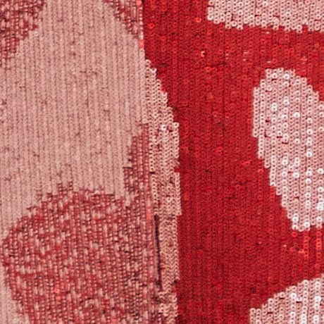 Vista-frontal-del-vestido-con-escote-en-V-y-diseño-de-corazones.