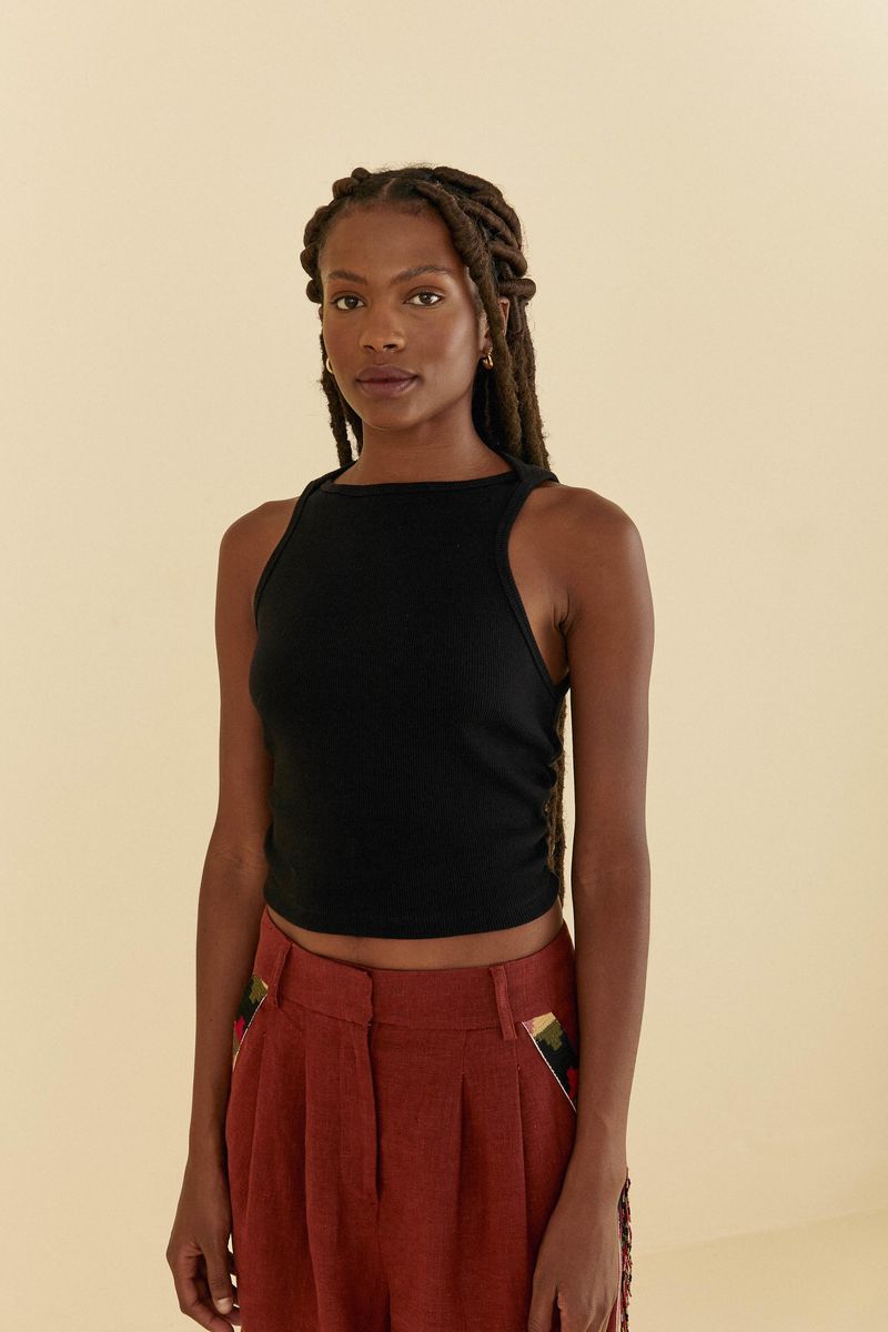 Blusa-cropped-negra-sin-mangas-con-cuello-redondo-vista-frontal.