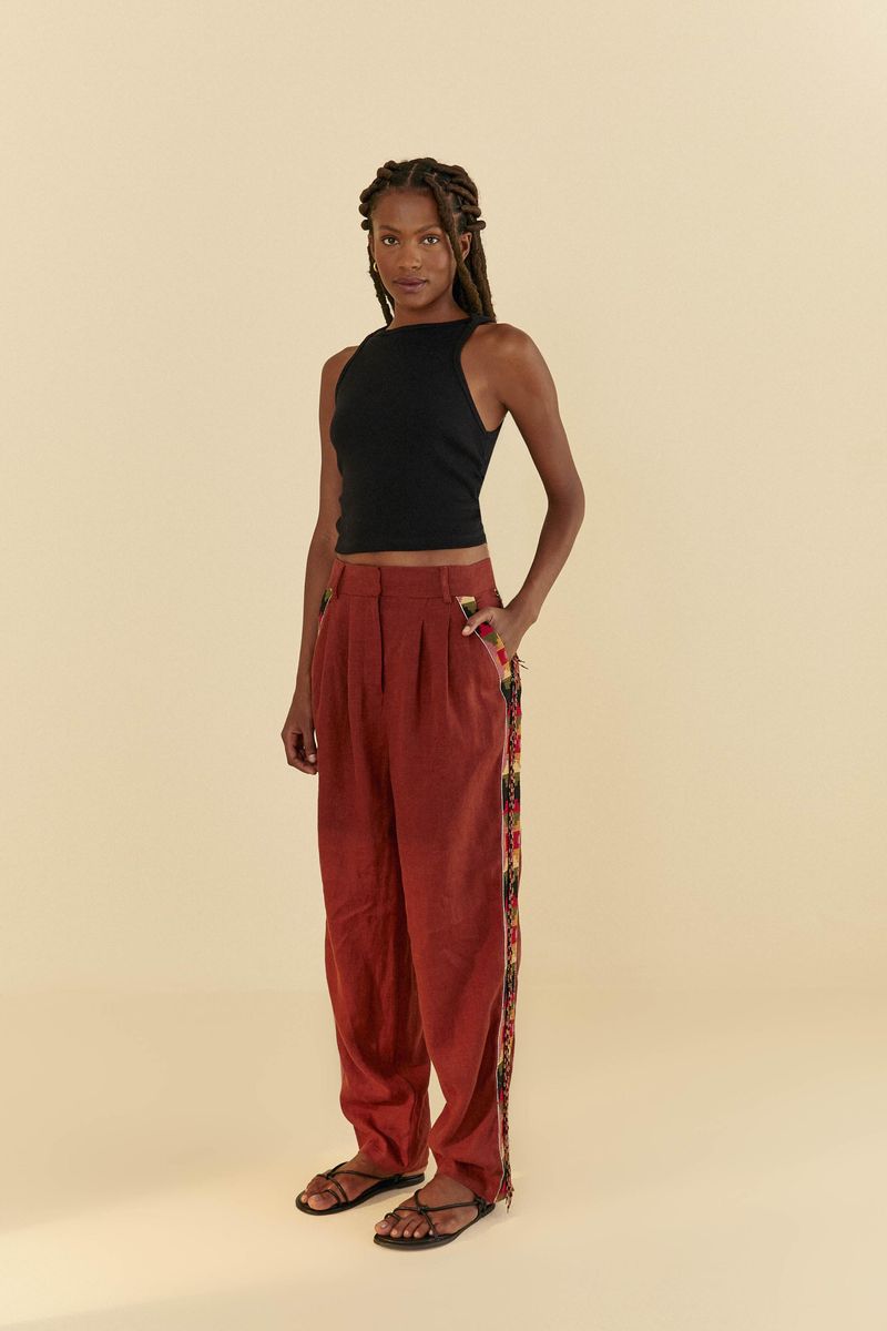 Blusa-cropped-negra-sin-mangas-con-cuello-redondo-vista-lateral.