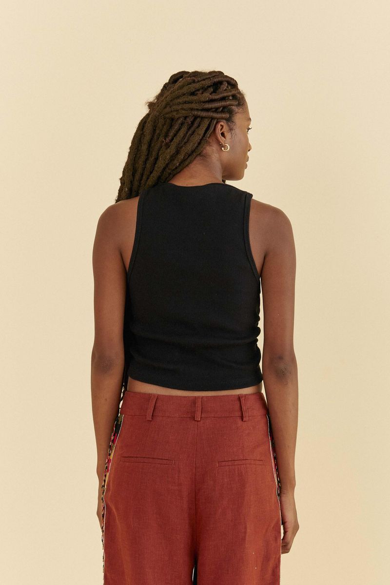 Detalle-del-tejido-canale-de-la-blusa-cropped-negra.