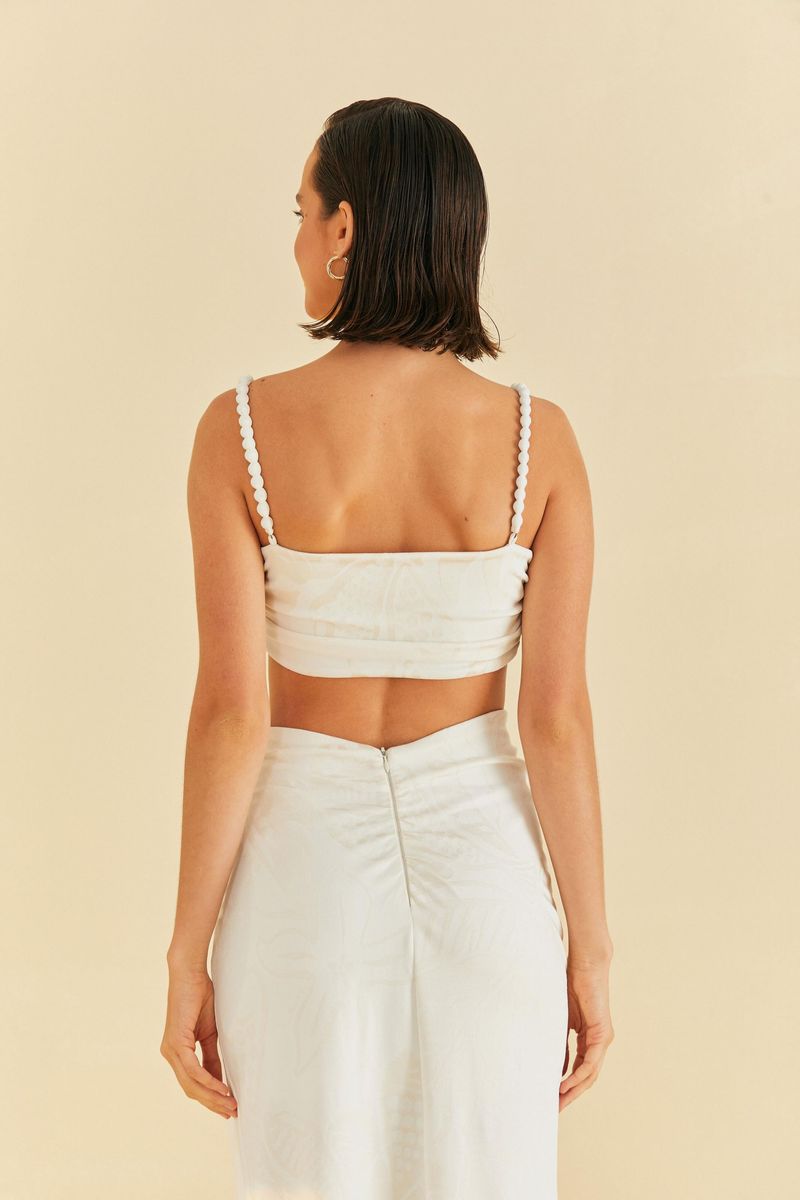Vista-trasera-del-top-jacquard-con-tiras-delgadas-y-diseño-ajustado.