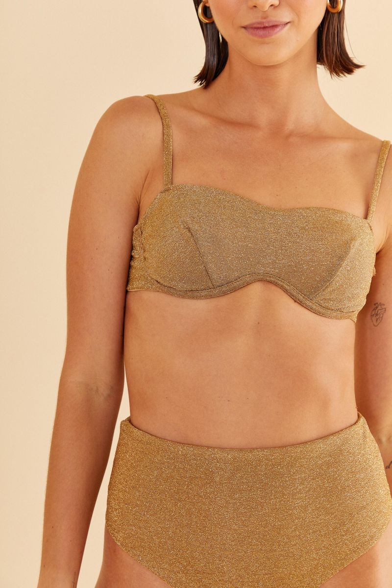 Detalles-del-top-del-conjunto-Lurex-dorado-con-tiras-finas-y-fruncido.