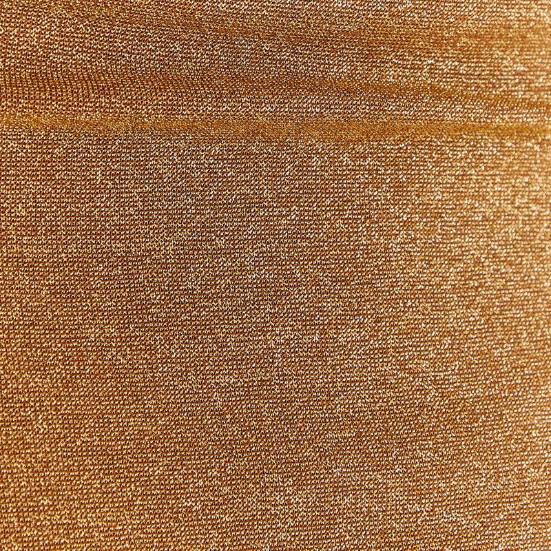 Otro-primer-plano-del-tejido-dorado-con-brillo-del-conjunto-Lurex.