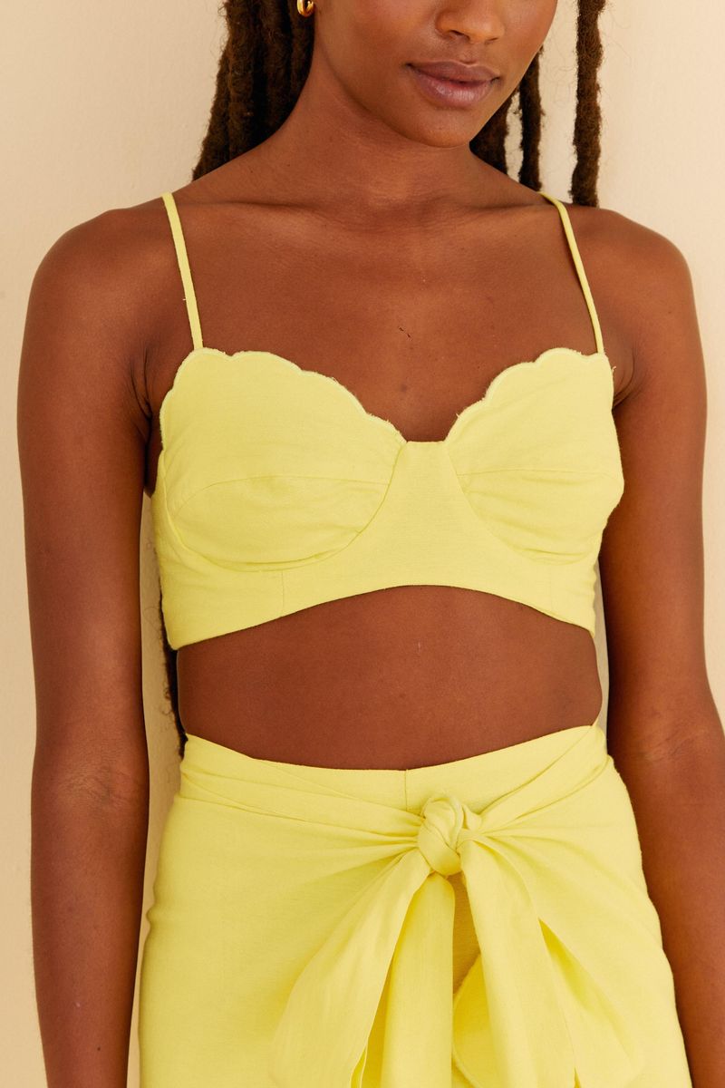 Detalle-del-escote-en-forma-de-nube-del-top-amarillo.