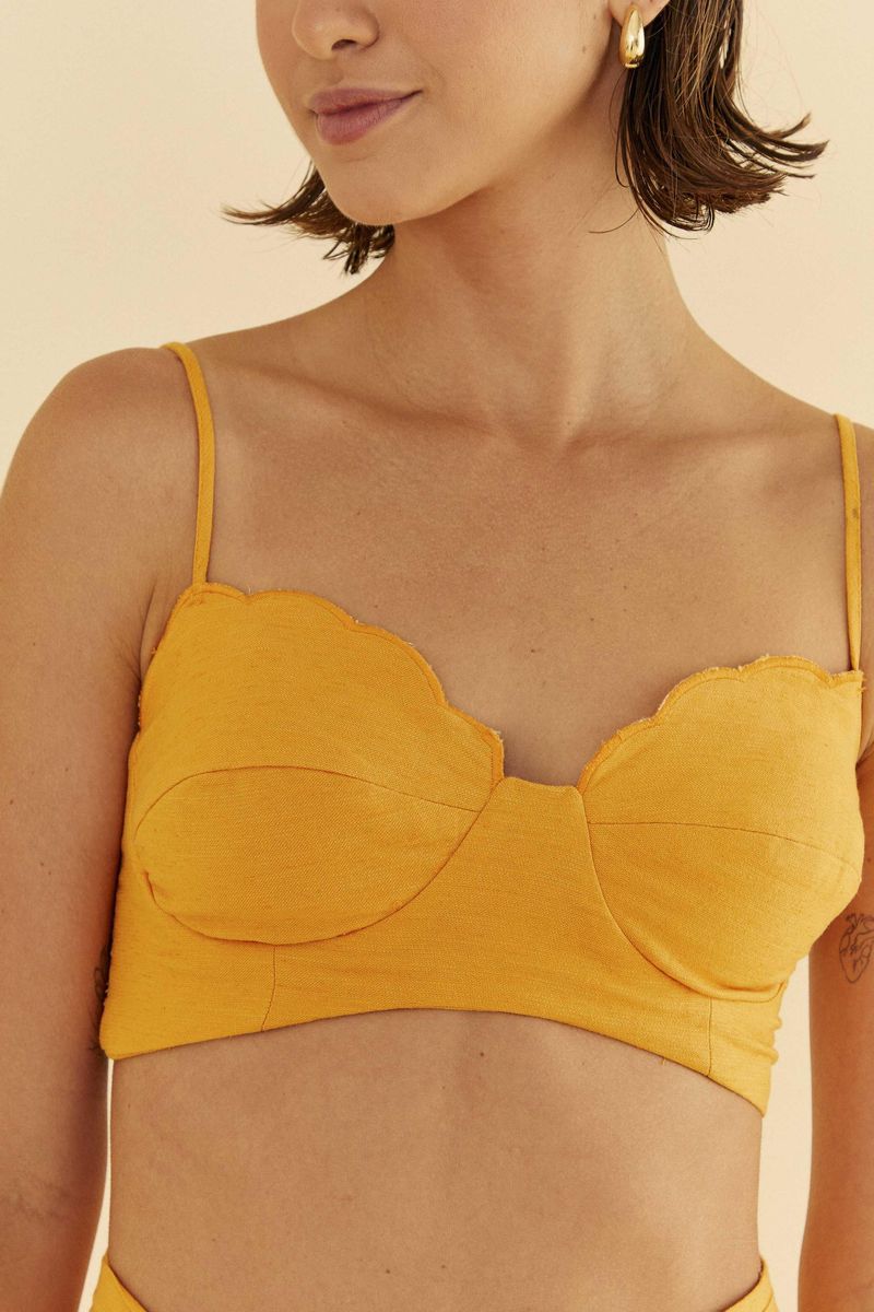 Detalle-del-escote-en-forma-de-nube-del-top-amarillo.