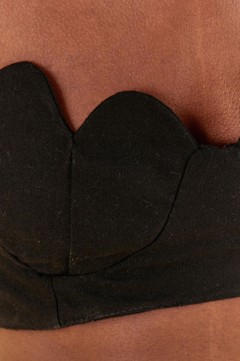Detalle-del-tejido-negro-en-forma-de-concha-del-top.