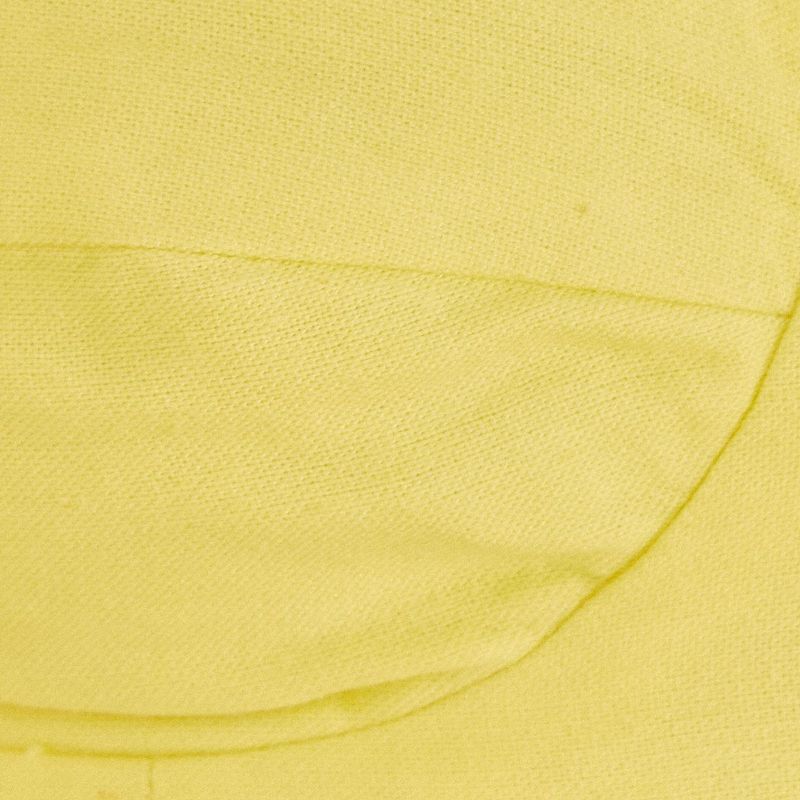 Detalle-del-busto-del-top-amarillo-con-diseño-en-forma-de-nube.
