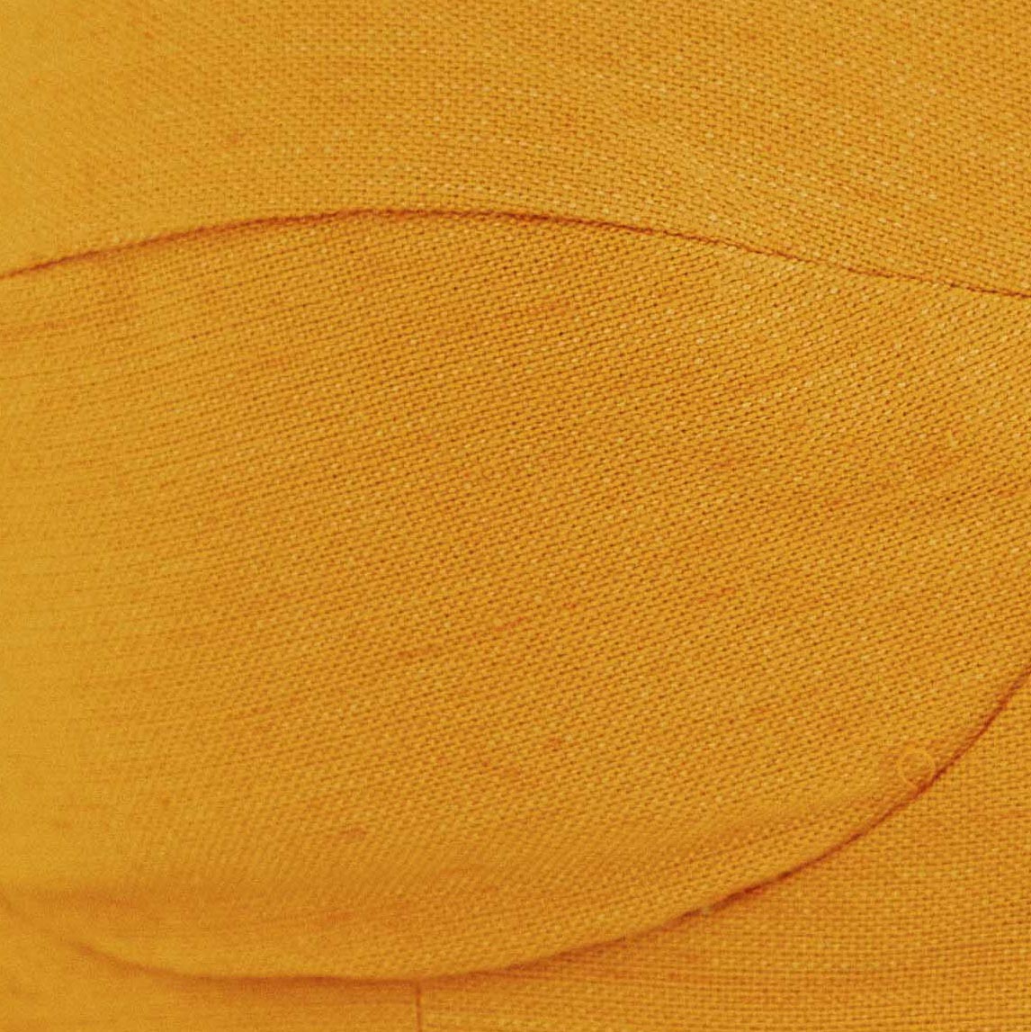 Detalle-del-acabado-del-escote-del-top-amarillo.