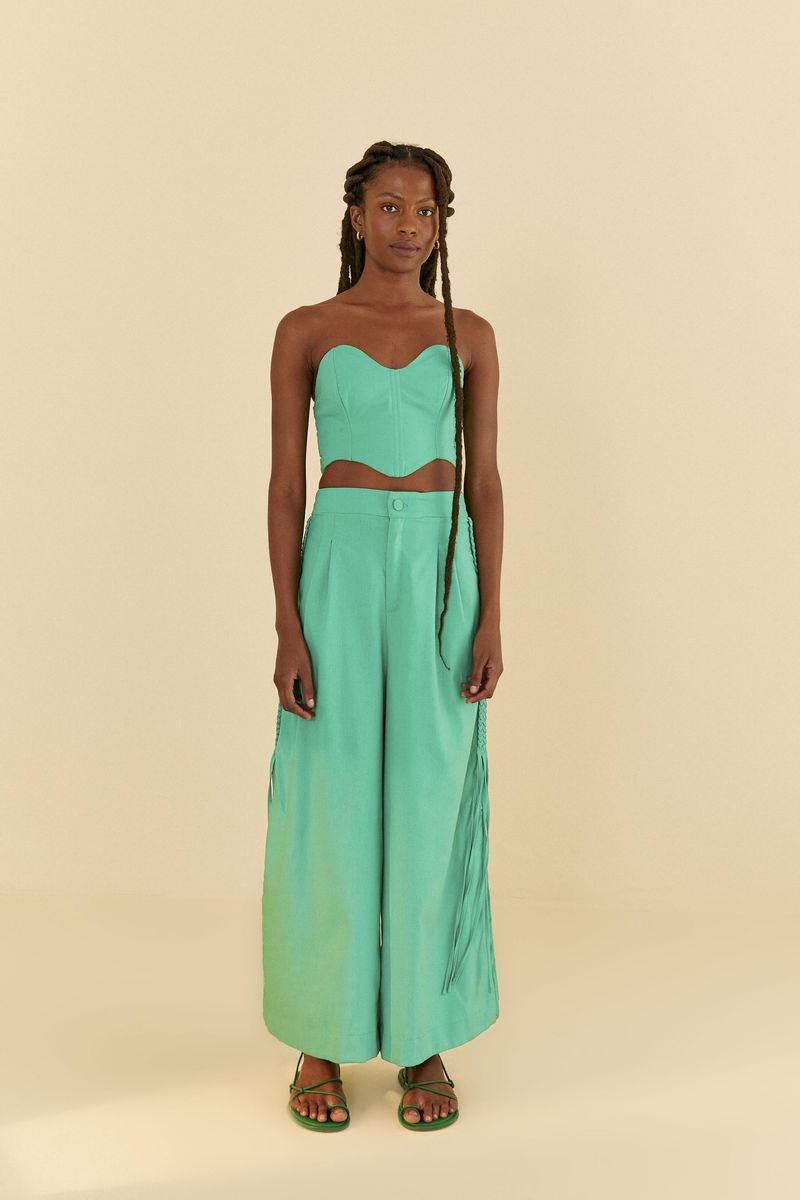 Conjunto-de-top-corse-y-pantalon-verde-claro-en-un-look-elegante.