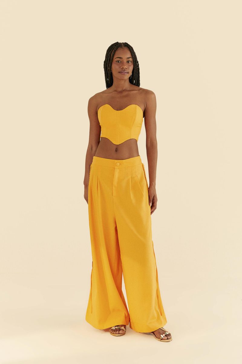 Vista-completa-del-conjunto-con-top-corse-onda-y-pantalon-amplio-en-lino-amarillo.