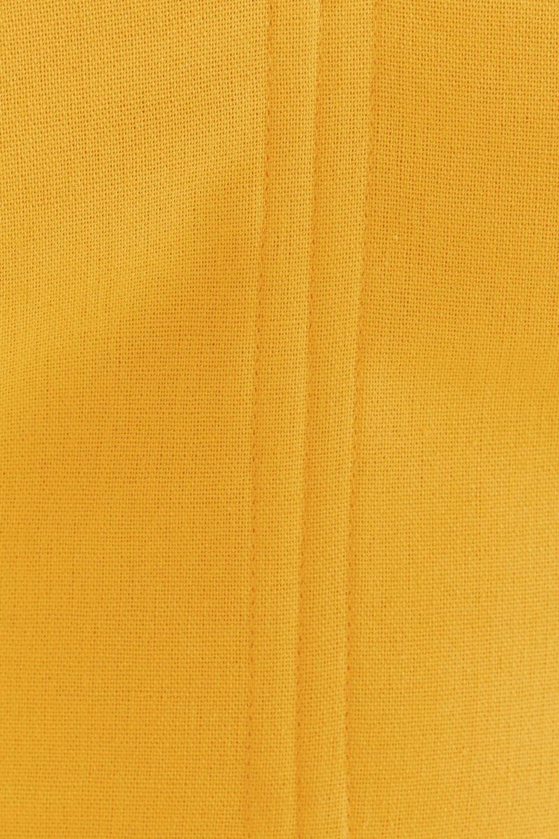 Detalle-del-tejido-de-lino-amarillo-del-top-corse-onda.