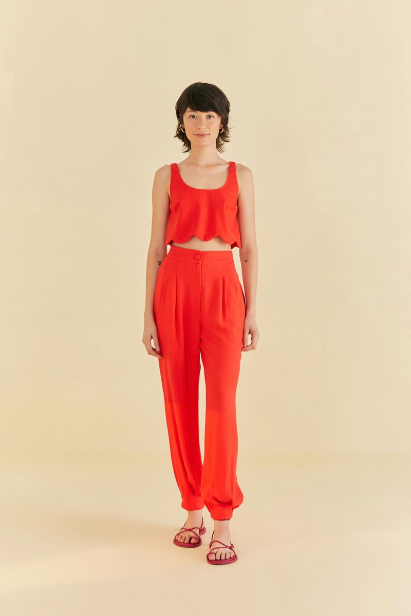 Modelo-usando-pantalon-zanahoria-rojo-con-top-corto.