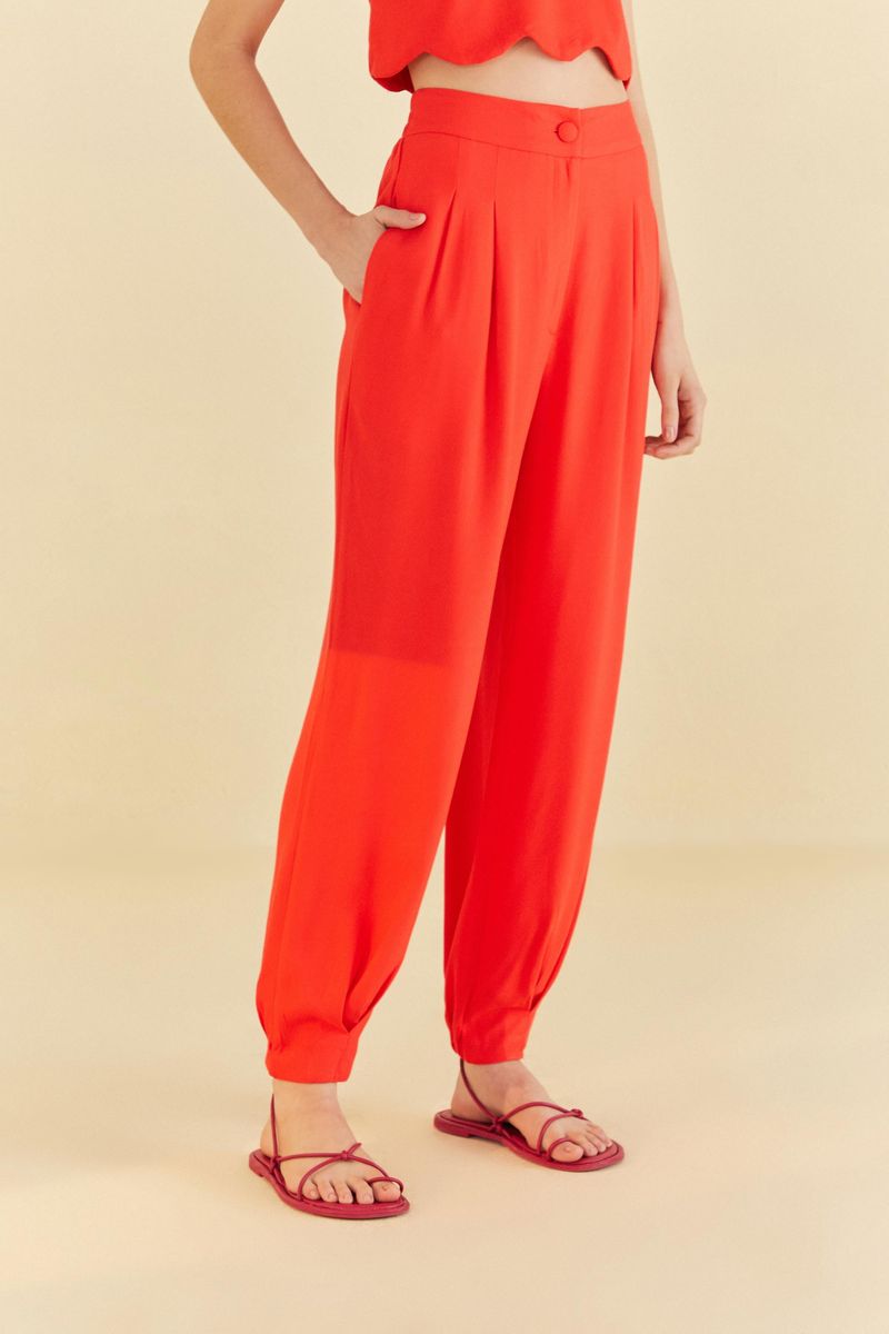 Detalle-lateral-del-pantalon-rojo-mostrando-los-bolsillos.