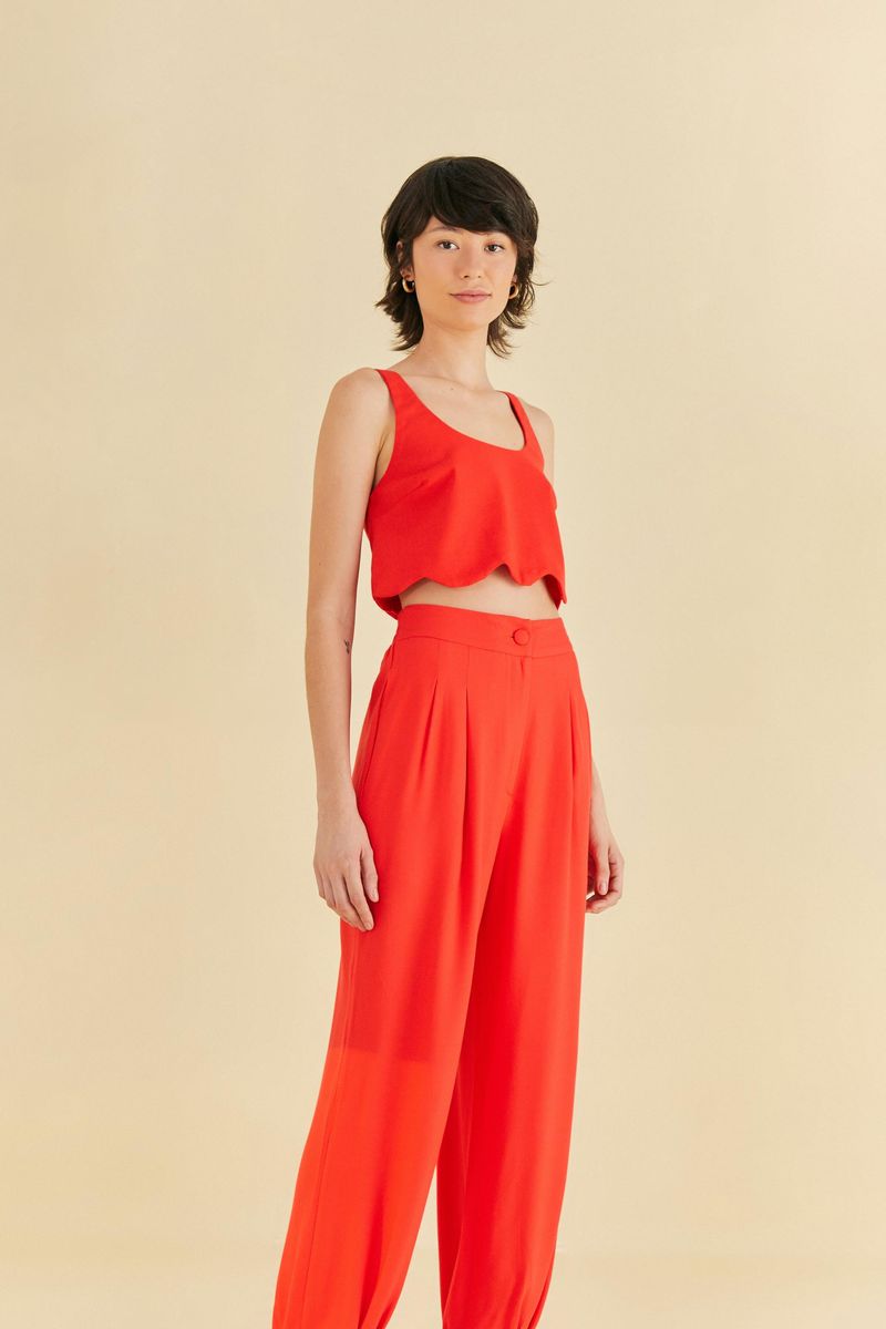 Vista-trasera-del-pantalon-rojo-con-elastico-en-la-cintura.