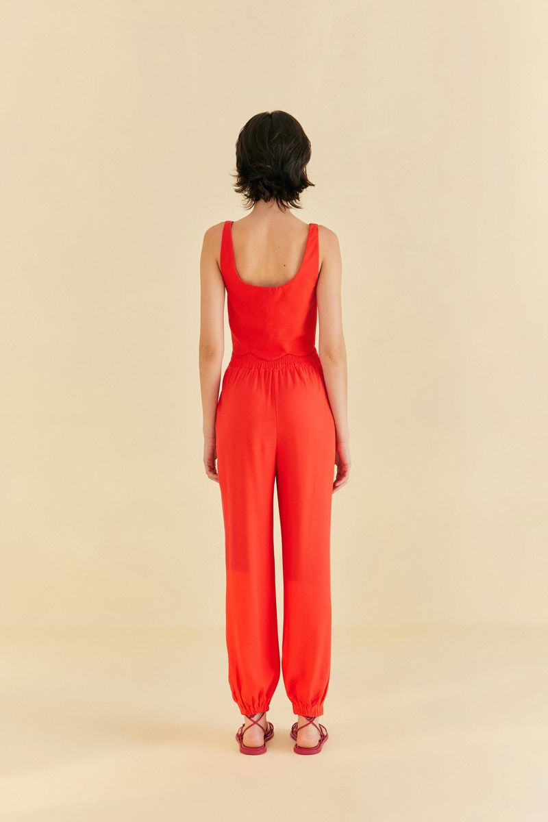 Detalle-delantero-de-la-cintura-alta-del-pantalon-rojo-con-boton.
